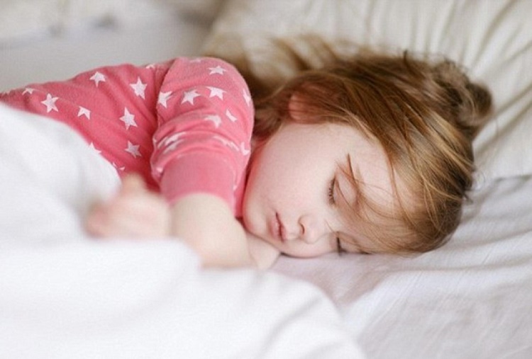 دیر خوابیدن کودک و روش های درمان آن+قصه شبانه
