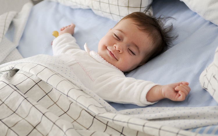 خوابیدن کودک با والدین + قصه شب